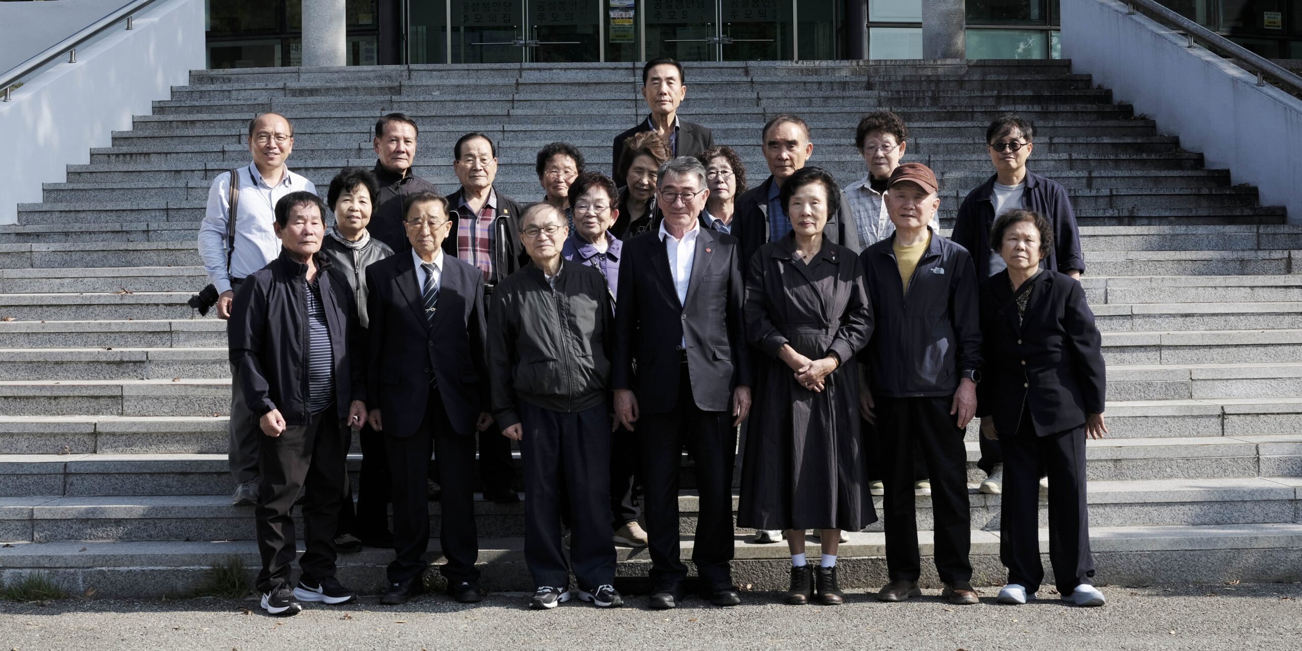 A photo of the members of the Daejeon Massacre Bereaved Families Association.